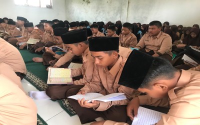 Siswa Melakukan kegiatan Tadarusan